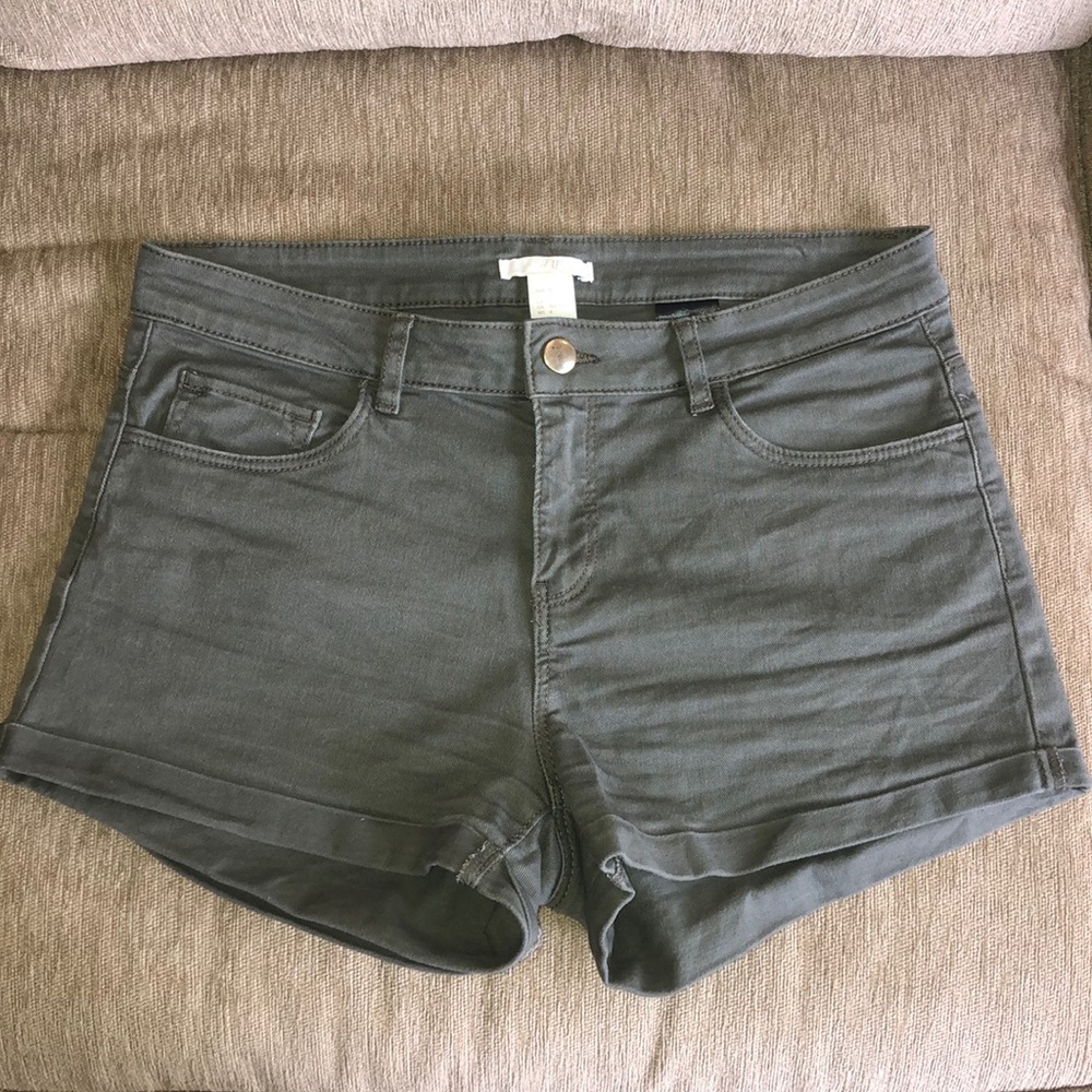 FINAL OFFER: Olive green high-waisted shorts